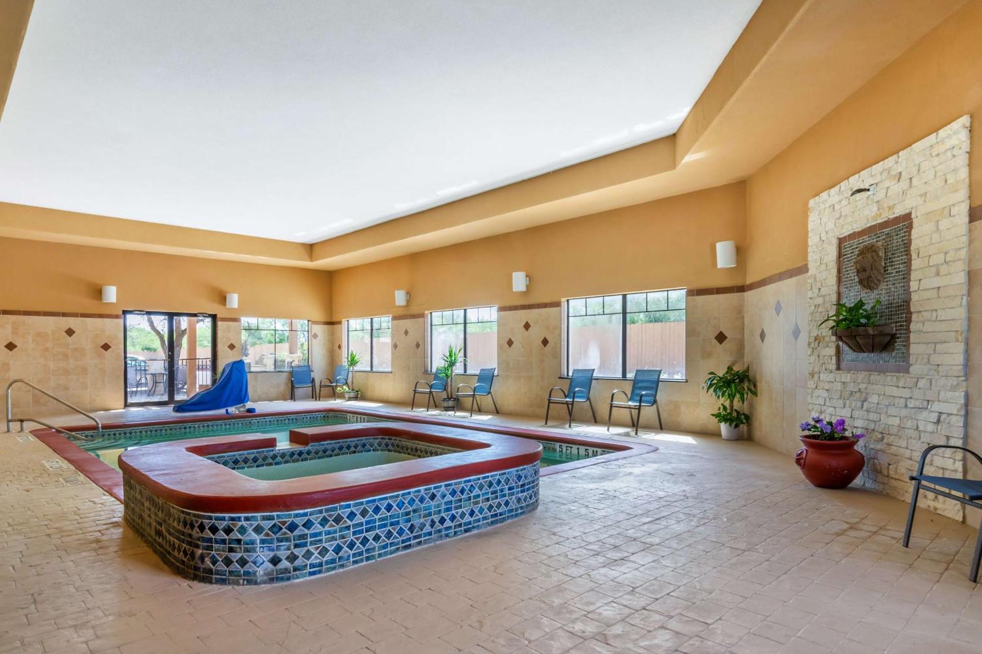 Best Western Plus Lytle Inn And Suites Bagian luar foto